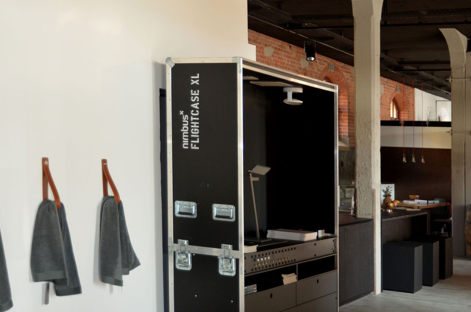Schwarze Garderobe